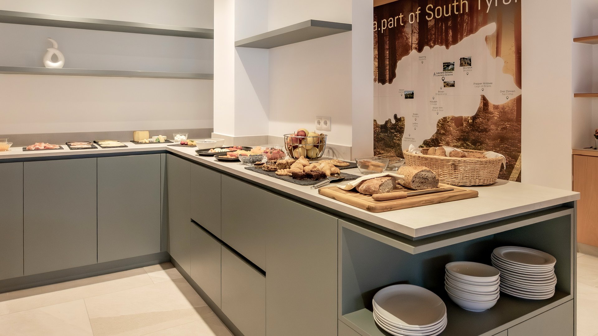 Frühstück im Laurena: Bed and Breakfast bei Brixen Buffet mit Brot, Gebäck und Aufschnitt in modernem Küchenbereich