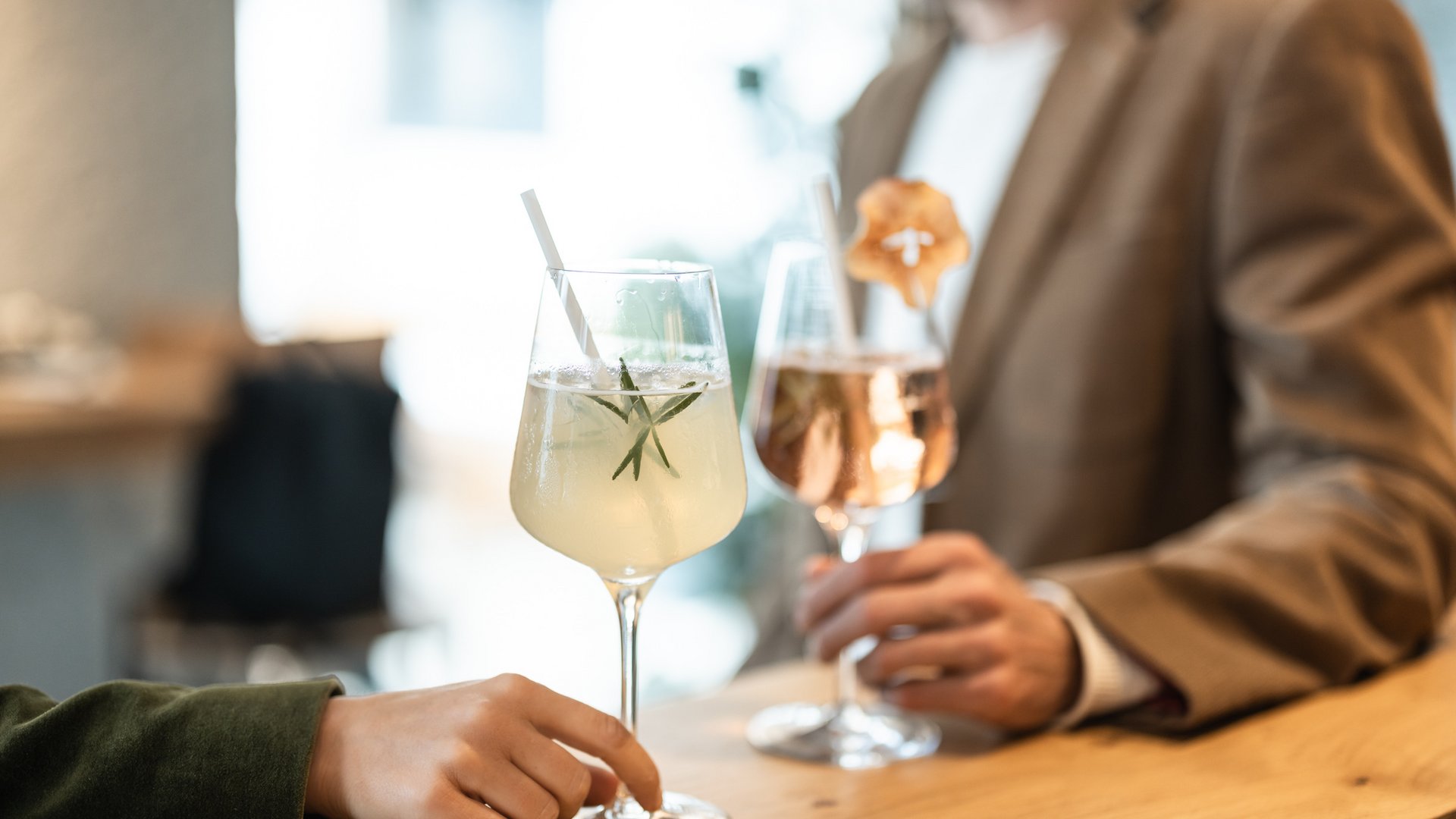 Due persone con cocktail al bancone